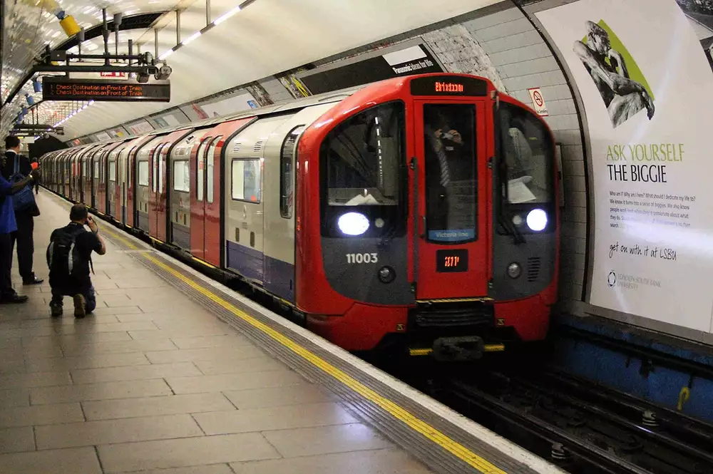 Victoria_Line_2009_Tube_Stock_5.webp