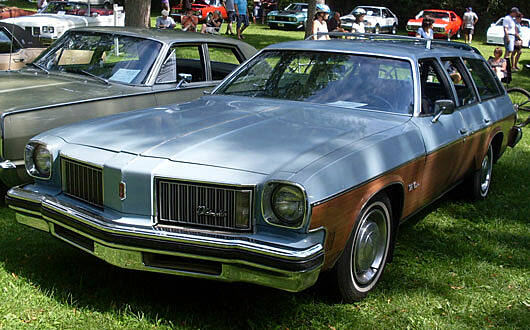 '75_Oldsmobile_Vista_Cruiser_(Auto_classique_VAQ_Beaconsfield_'13).jpg