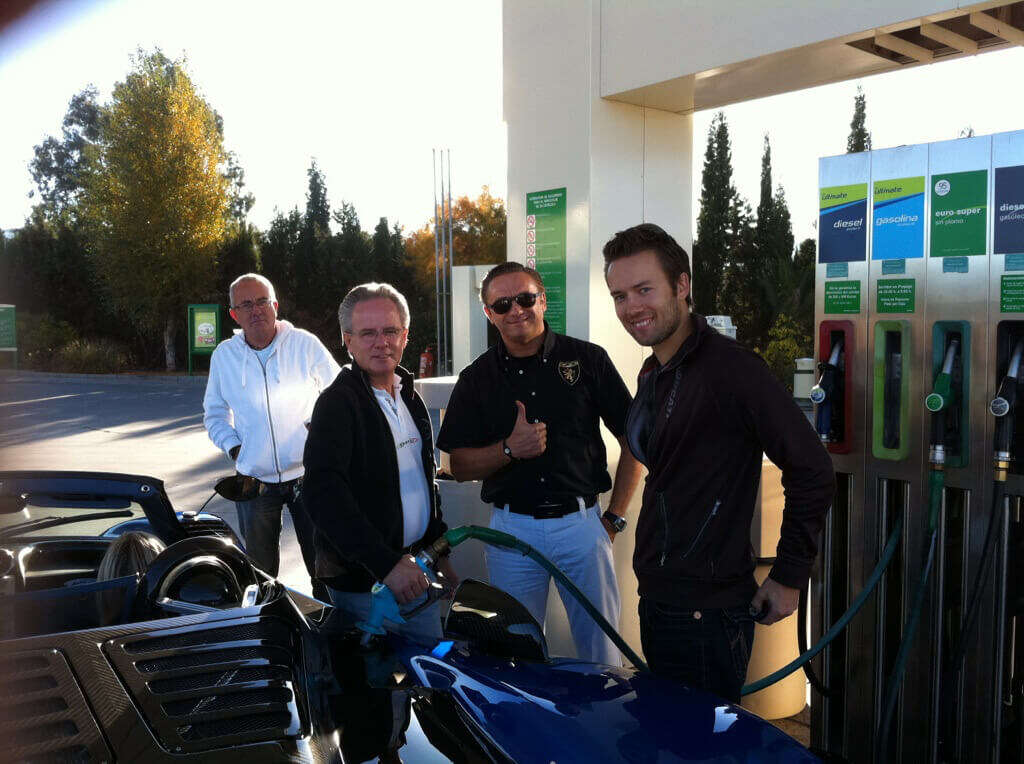 horacio-filling-up-zonda-hh.jpg