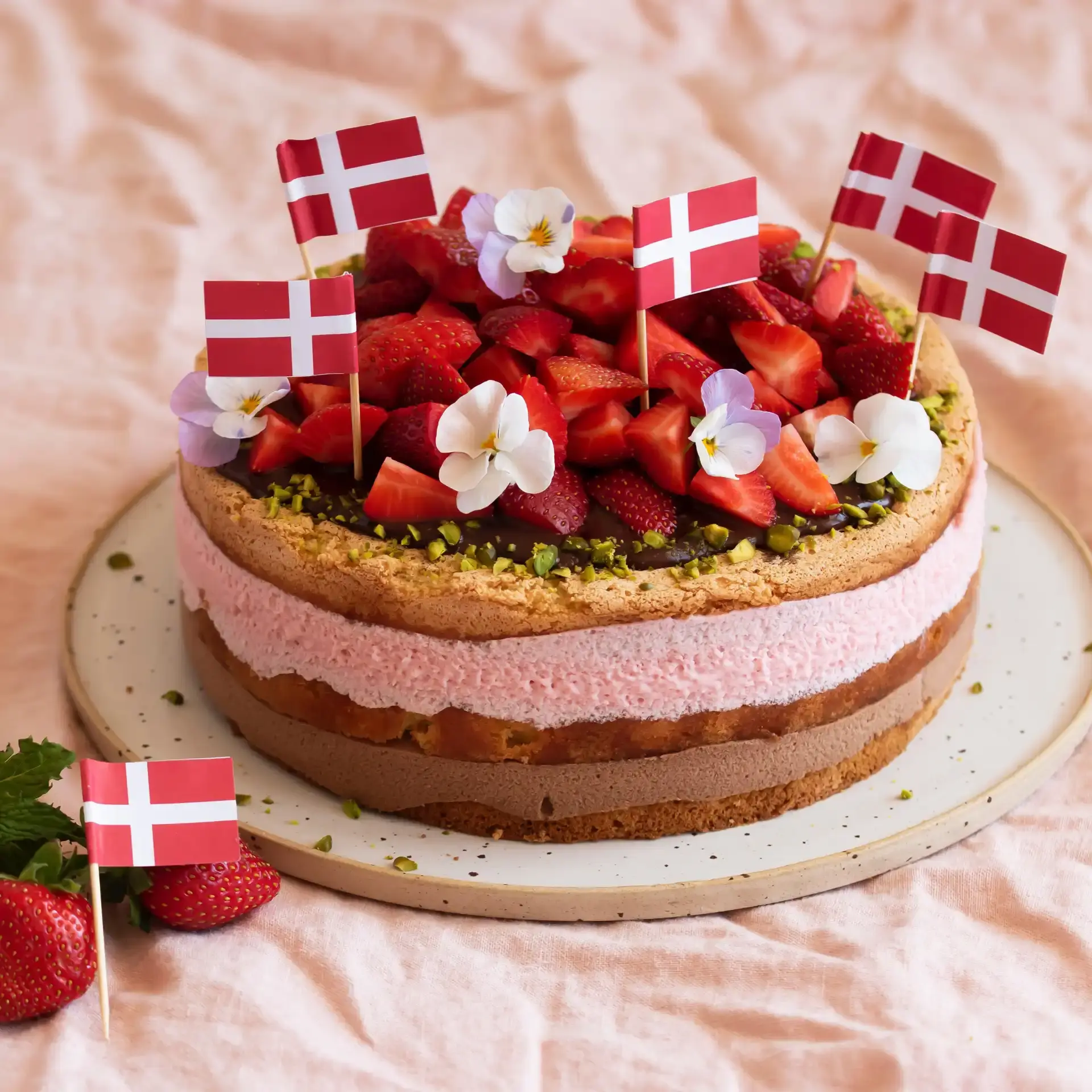 lagkage-med-jordbar-og-malkechokolade.WebP