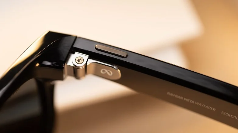nextpit_Ray_Ban_Meta_Smart_Glasses_Button-w782 copy.png