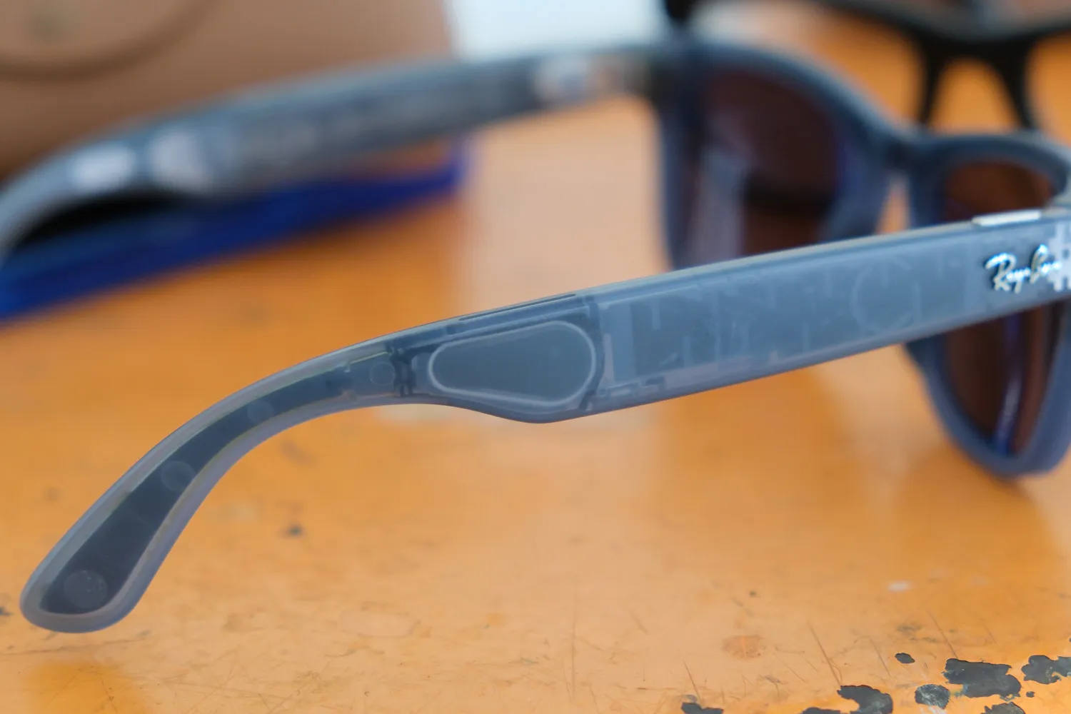 Ray-Ban-Meta-smart-glasses-speakers.jpg copy.png
