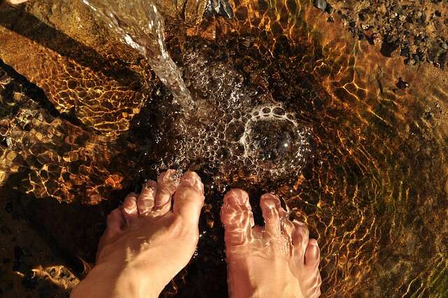 feet-in-the-water-2124781_640.jpg