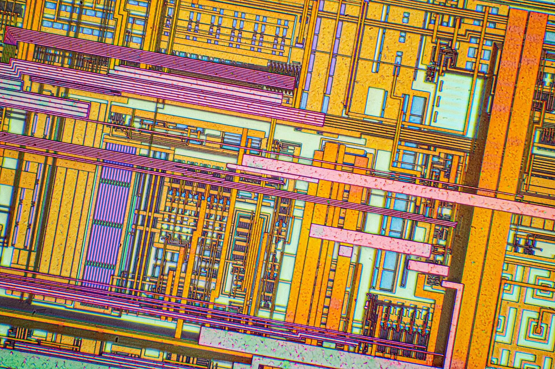 2048px-Silicon_chip_from_a_computer_laser_mouse_under_a_microscope_50х.jpg