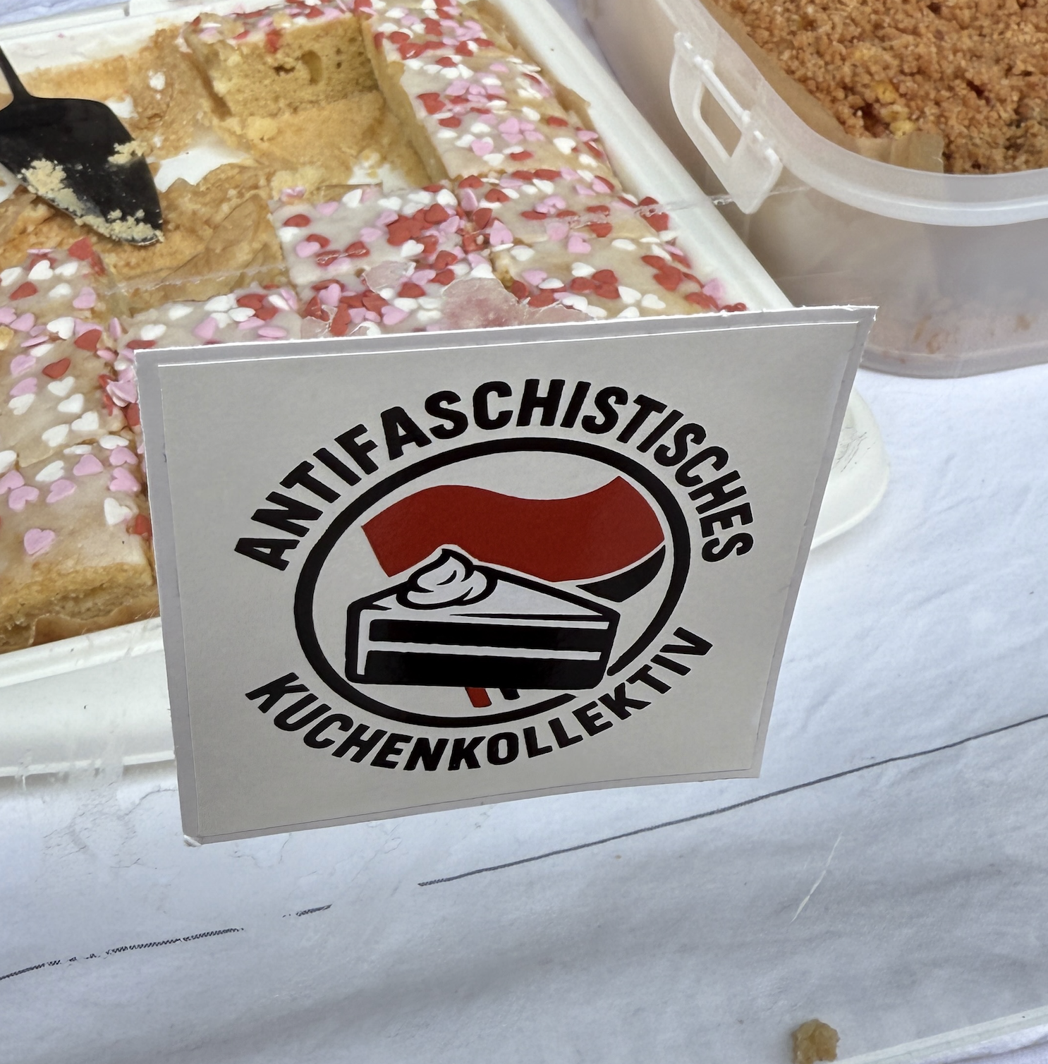 Taart tegen fascisme.png